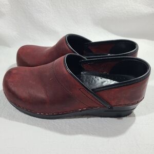 Womens Dansko Professional Clog Size: 6.5-7 US 37 EU Color: Dark Red